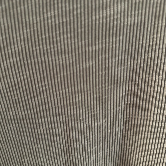 NWT Donnie shrug in grey. Has pockets. Size XL. - Picture 4 of 4